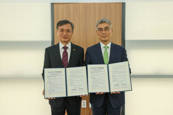 고영철 신협중앙회장(왼쪽)과 이준수 한국금융연수원장이 22일 금융인재 양성을 위한 업무협약 체결 후 기념촬영을 하고 있다. [신협중앙회]