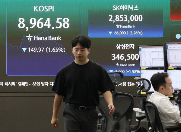 23일 서울 중구 하나은행 딜링룸 모습. [연합뉴스]