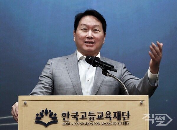 최태원 SK회장 겸 한국고등교육재단 이사장이 22일 신진학자상·해외유학장학증서 수여식에서 격려인사를 하고 있다. [SK]