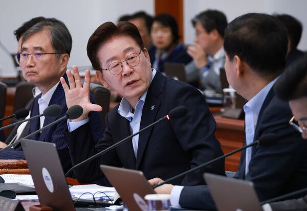 이재명 대통령이 23일 청와대에서 열린 국무회의 겸 비상경제점검회의에서 부처 보고를 마친 구윤철 부총리 겸 재정경제부 장관에게 질문하고 있다. [연합뉴스]