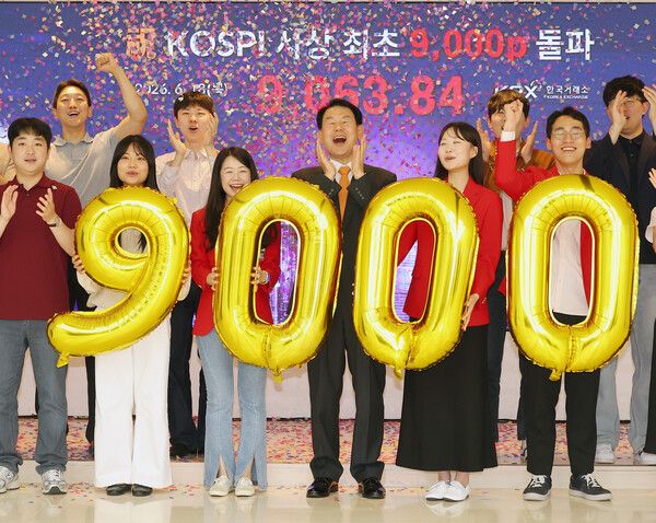 지난 18일 서울 중구 하나은행 본점 딜링룸에서 직원들이&nbsp;코스피&nbsp;9000 기념 세리머니를 하고 있다. 이날&nbsp;코스피는 199.60p(2.25%) 오른 9063.84로 마감했다. [연합뉴스]