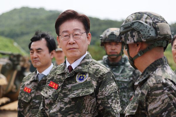 이재명 대통령이 24일 인천시 옹진군 해병대 연평부대에서 화력장비를 시찰하고 있다. [연합뉴스]
