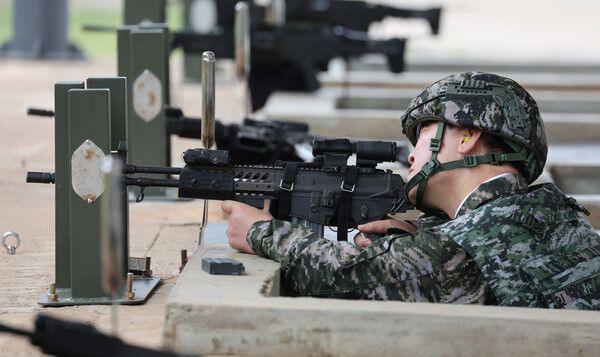 이재명 대통령이 24일 인천시 옹진군 해병대 연평부대에서 K2C1 소총 사격을 하고 있다. [연합뉴스]