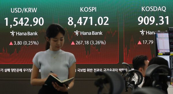 24일 서울 중구 하나은행 딜링룸 모습. [연합뉴스]