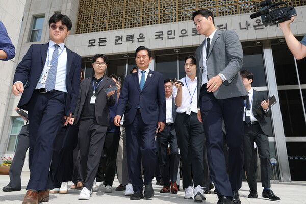더불어민주당 정청래 대표가 24일 국회에서 열린 최고위원회의에서 대표직 사퇴 의사를 밝힌 뒤 이동하고 있다. [연합뉴스]