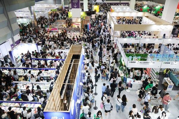 24일 서울 강남구 삼성동 코엑스에서 열린 2026 서울국제도서전에서 방문객들이 전시장을 둘러보고 있다. [연합뉴스]