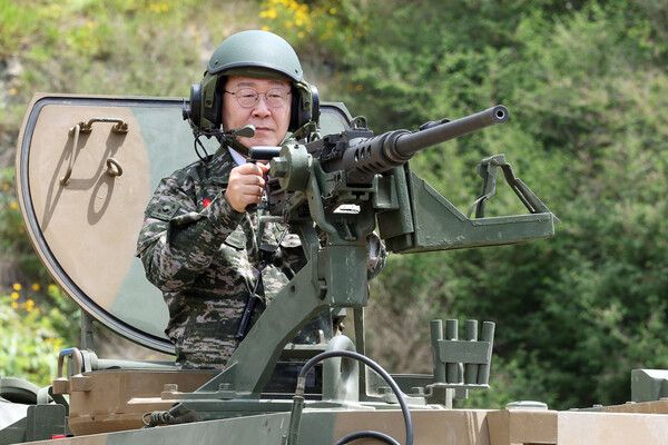 이재명 대통령이 24일 인천시 옹진군 해병대 연평부대에서 K9A1 자주포에 탑승해 K-6 중기관총을 조준하고 있다. [연합뉴스]