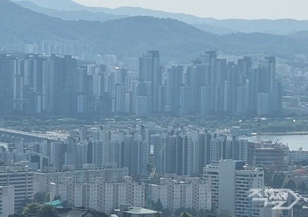 서울 남산에서 바라본 아파트 단지.[직썰DB]