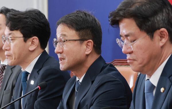 더불어민주당 한병도 당대표 직무대행 겸 원내대표가 25일 국회에서 열린 정책조정회의에 참석해 발언하고 있다. [연합뉴스]
