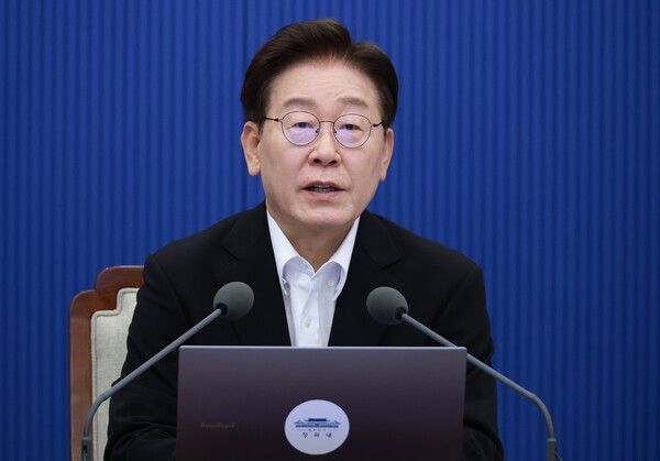 이재명 대통령이 25일 청와대에서 열린 수석보좌관회의에서 발언하고 있다. [연합뉴스]