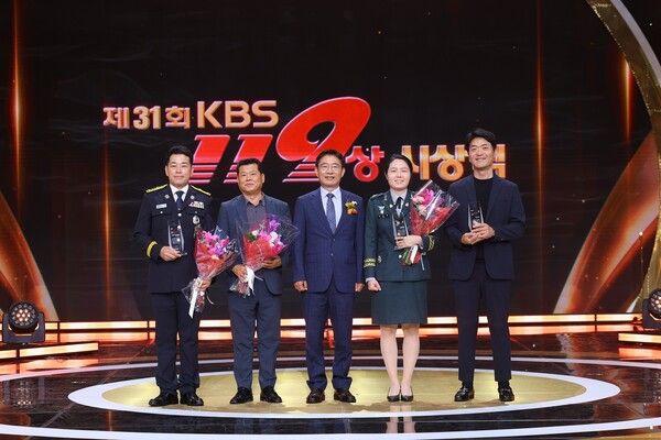 지난&nbsp;24일&nbsp;서울시&nbsp;여의도&nbsp;KBS공개홀에서&nbsp;열린&nbsp;‘KBS119상’&nbsp;시상식에서&nbsp;박제광 DB손해보험&nbsp;&nbsp;부사장(가운데)과&nbsp;특별상,&nbsp;명예상&nbsp;수상자들이&nbsp;기념촬영을&nbsp;하고&nbsp;있다. [DB손해보험]
