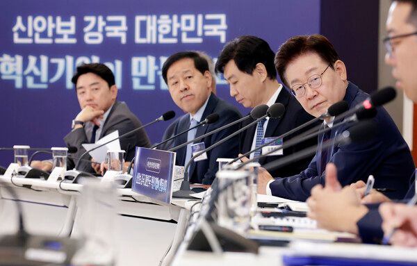 이재명 대통령이 26일 청와대에서 열린 '미래신안보 혁신기업 육성전략' 회의에서 참석자 발언을 듣고 있다. [연합뉴스]