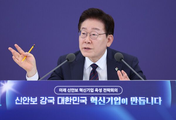 이재명 대통령이 26일 청와대에서 열린 '미래신안보 혁신기업 육성전략' 회의에서 발언하고 있다. [연합뉴스]