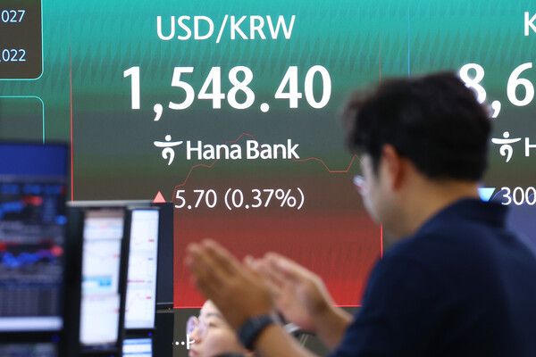 26일 서울 중구 하나은행 딜링룸 현황판에 원·달러 환율 등이 표시되고 있다. 환율은 4.6원 오른 1547.3원으로 출발해 상승 폭을 키우며 1550원에 다가가고 있다. [연합뉴스]