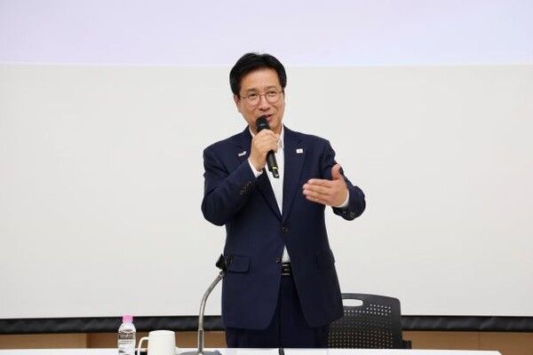 정영두 김해시장 당선인이 시민과의 만남 행사에서 민선9기 시정 운영 방향을 설명하고 있다. [정영두 인수위]