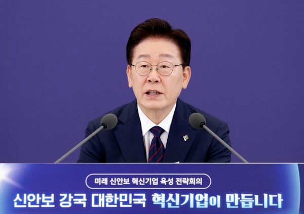 이재명 대통령이 26일 청와대에서 열린 '미래신안보 혁신기업 육성전략' 회의에서 발언하고 있다. [연합뉴스]