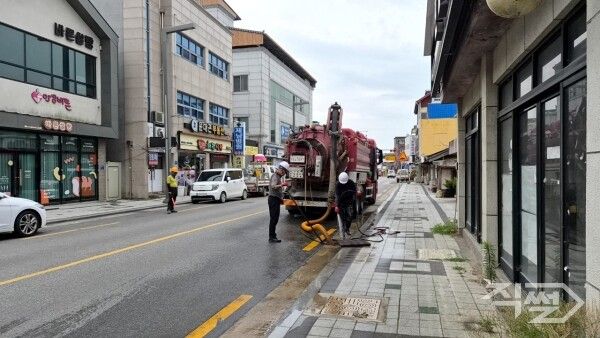 하수도 준설작업 모습. [의성군]