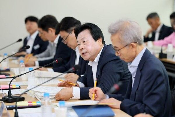 강기윤 창원시장 당선인이 창원시장직 인수위원회 공약 이행계획 보고회에서 민선 9기 공약사업 추진 방향과 실행계획을 논의하고 있다. [강기윤 인수위]
