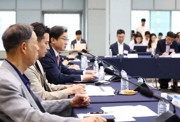 이억원 금융위원회 위원장이 지난 17일 오후 서울 중구 예금보험공사에서 열린 포용금융 현장 대토론회에서 발언하고 있다. [연합뉴스]