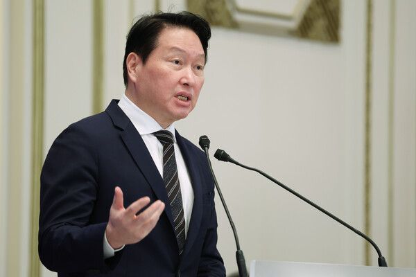 최태원 SK그룹 회장이 29일 청와대에서 이재명 대통령 주재로 열린 3대 메가프로젝트 국민보고회에서 투자계획을 발표하고 있다. [연합뉴스]