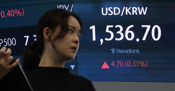 29일 서울 중구 하나은행 딜링룸 모습. [연합뉴스]