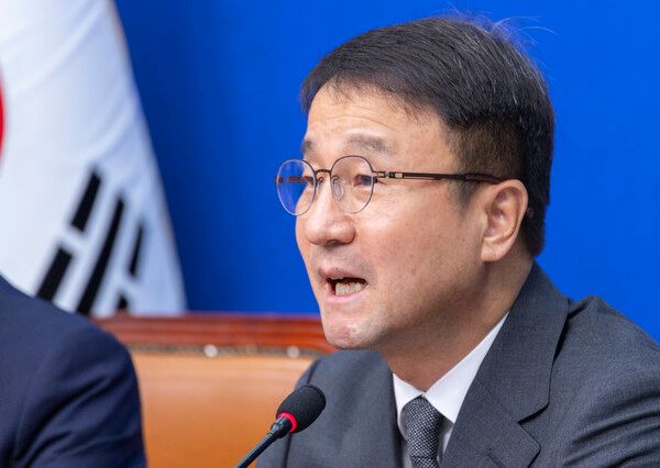 더불어민주당 한병도 당 대표 권한대행 및 원내대표가 29일 국회에서 열린 최고위원회의에서 이번주 초 22대 하반기 국회 원구성을 강력히 요구하는 발언을 하고 있다. [연합뉴스]