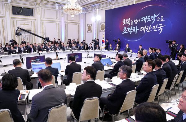 29일 청와대에서 열린 이재명 대통령 주재 3대 메가프로젝트 국민보고회에서 참석자들이 정책발표를 듣고 있다. [연합뉴스]