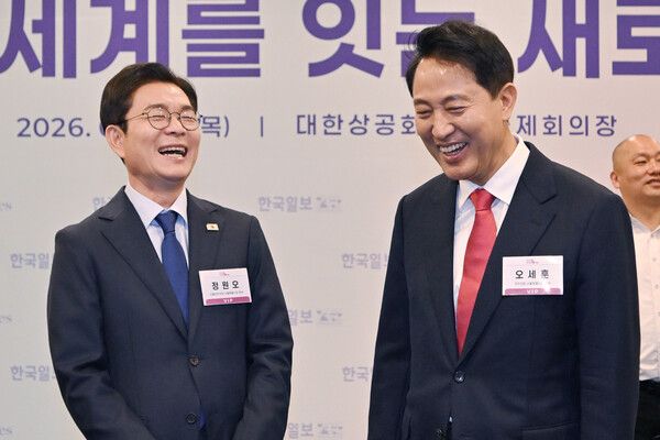 지난 30일 서울 중구 대한상공회의소에서 열린 ‘한국포럼’에서 조우한 민주당 정원오(왼쪽)·국민의힘 오세훈 서울시장 후보. [연합뉴스]