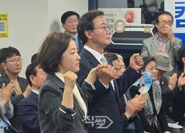 전재수 부산시장 당선인이 선거사무소에서 지지자들의 축하를 받고 있다. [박정우 기자]