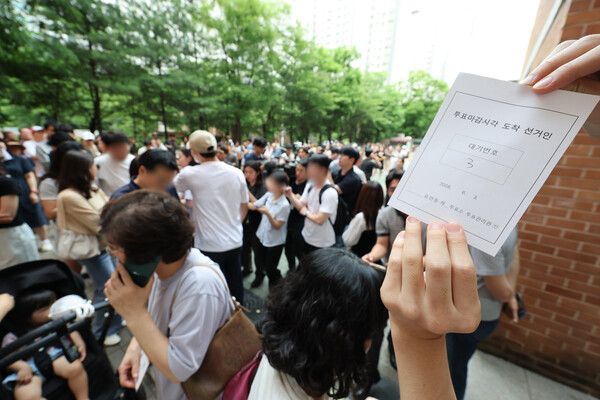 6·3 지방선거 본투표일인 3일 오후 서울 송파구 잠실 2동 제6투표소에서 투표용지 부족으로 투표하러 온 주민들이 대기하고 있다. [연합뉴스]