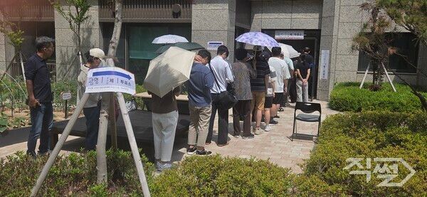 제9회 전국동시지방선거일인 3일 오전 경기도 광명시 트리우스 광명 시니어클럽에 마련된 광명 1동 제1투표서에서 유권자들이 투표에 참여하기 위해 이동하고 줄을 서고 있다. 이날 본투표는 오전 6시부터 오후 6시까지 전국 지정 투표소에서 진행된다. [안중열 기자]