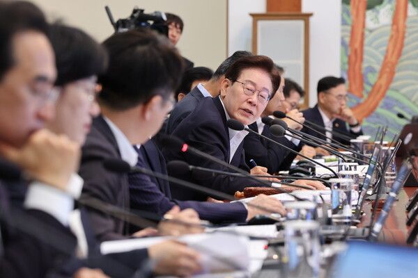 이재명 대통령이 30일 청와대에서 열린 국무회의 겸 비상경제점검회의에서 참석 국무위원들에게 질문하고 있다. [연합뉴스]