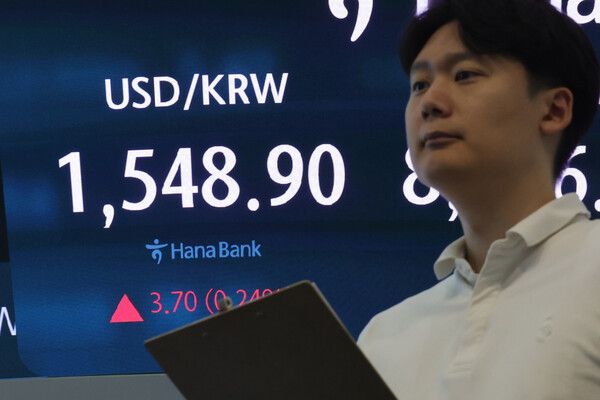 30일 서울 중구 하나은행 딜링룸 모습. [연합뉴스]