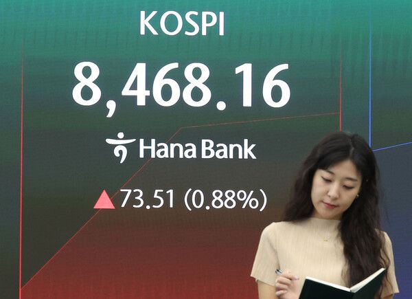 30일 서울 중구 하나은행 딜링룸 모습. [연합뉴스]