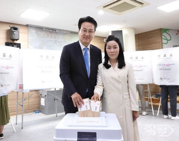 제9회 전국동시지방선거 사전투표 첫날인 29일 오전 경기 수원시 광교1동 행정복지센터에서 안민석 경기도교육감 후보가 투표를 마쳤다. [안민석 후보 측]