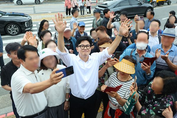 무소속 한동훈 부산 북갑 국회의원 보궐선거 당선인이 4일 부산 북구 구포시장에서 상인들과 시민들에게 감사 인사를 하고 있다.[연합뉴스]