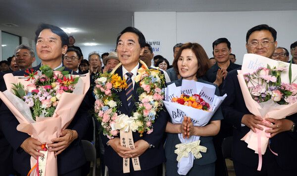 더불어민주당 박수현 충남지사 후보가 4일 충남 천안시 동남구 신부동에 있는 선거사무소에서 당선이 확실시되자 꽃다발을 들고 기념 촬영하고 있다. [연합뉴스]