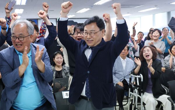제9회 전국동시지방선거가 치러진 3일 정근식 서울시 교육감 후보가 서울 종로구 본인의 선거 사무실에서 투표 출구조사 결과 방송을 시청하며 지지자들과 기뻐하고 있다. [연합뉴스]