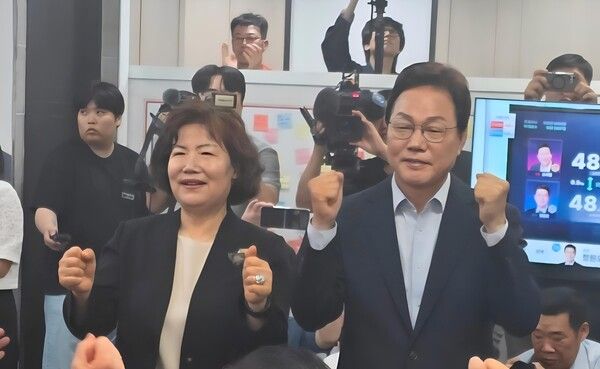 박완수 경남도지사 당선인이 선거캠프에서 배우자와 함께 재선 확정의 기쁨을 나누고 있다. [경남언론협회]