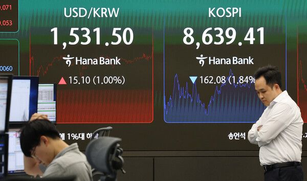 4일 서울 중구 하나은행 딜링룸 모습. [연합뉴스]
