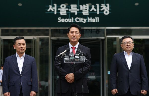6·3 지방선거에서 서울시장 당선이 사실상 확정된 국민의힘 오세훈 후보가 4일 서울시청으로 들어가기 전 인사말을 하고 있다. [연합뉴스]