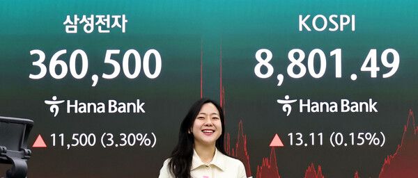 4일 서울 중구 하나은행 딜링룸 모습. [연합뉴스]