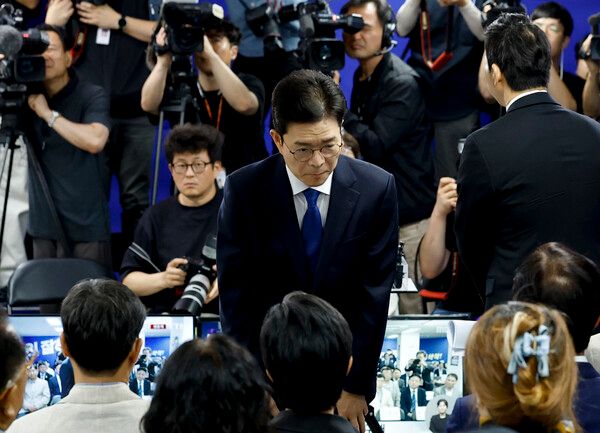 더불어민주당 정원오 서울시장 후보가 4일 서울 중구 세종대로 캠프에서 제9회 전국동시지방선거 관련 입장을 밝힌 뒤 고개 숙여 인사하고 있다. [연합뉴스]