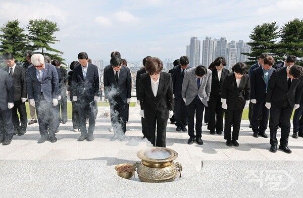 강은희 대구시교육감 당선 후 첫 일정 앞산 충혼탑 방문 참배 모습. [대구시교육청]