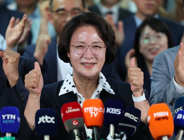 제9회 전국동시지방선거 경기도지사에 출마한 더불어민주당 추미애 후보가 4일 경기도 수원시 선거사무소에서 당선이 확실시되자 기뻐하고 있다. [연합뉴스]