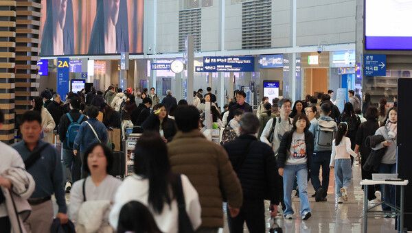 인천국제공항 출국장이 해외로 나가려는 여행객 등으로 붐비고 있다. [연합뉴스]