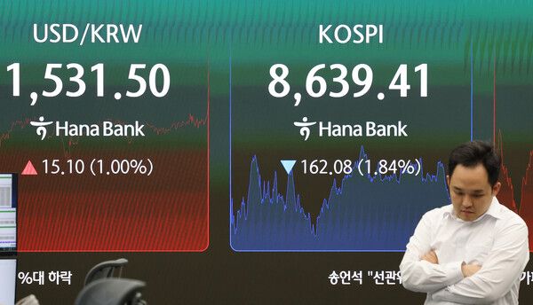 4일 오후 서울 중구 하나은행 딜링룸 모습. [연합뉴스]