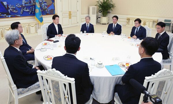 이재명 대통령이 8일 청와대에서 열린 4부 요인 회동에서 발언하고 있다. 이재명 대통령을 중심으로 시계방향으로 조희대 대법원장, 김민석 국무총리, 홍익표 정무수석, 이규연 홍보소통수석, 봉욱 민정수석, 강훈식 비서실장, 김상환 헌법재판소장, 조정식 국회의장. [연합뉴스]