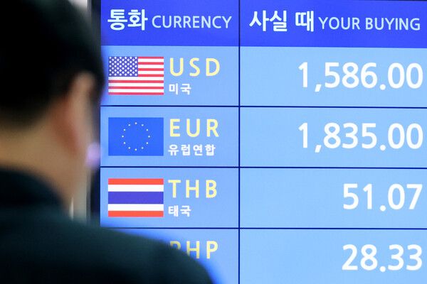 인천국제공항 내 은행 환전소에 실시간 원·달러 환율이 표시돼 있다. [연합뉴스]