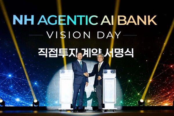 9일 서울시 중구 NH농협은행 본사에서 강태영 NH농협은행 은행장(왼쪽)이 최대우 애자일소다 대표이사(오른쪽)와 직접투자계약 서명식 후 기념촬영을 하고 있다. [NH농협은행]